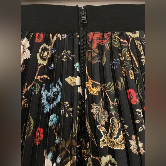 Alice + Olivia KATZ PLEATED MAXI SKIRT in Tapestry Trails Sm Black - Picture 10 of 10